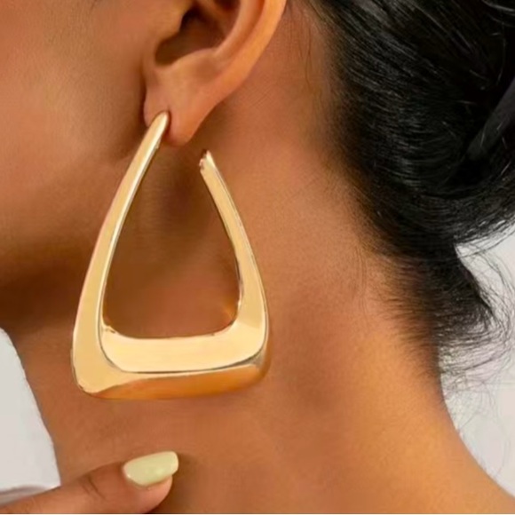 NEW•UNIQUE & MODERN GOLD ANGLED HOOP EARRINGS - Picture 4 of 15